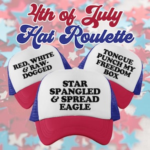 Puede incluir: Tres gorras de camionero rojas, blancas y azules con el texto "4th of July Hat Roulette". Cada gorra tiene una frase diferente: "Red, White & Raw-Dogged", "Star Spangled & Spread Eagle" y "Tongue Punch My Freedom Box".