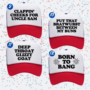 K&ouml;nnte beinhalten: Vier wei&szlig;-rote Trucker-Caps mit blauen Akzenten. Jede Kappe tr&auml;gt schwarzen Text: CLAPPIN' CHEEKS FOR UNCLE SAM, PUT THAT BRATWURST BETWEEN MY BUNS, DEEP THROAT GLIZZY GOAT und BORN TO BANG mit Feuerwerks-Symbolen. Die Kappen sind von 9 bis 12 nummeriert.