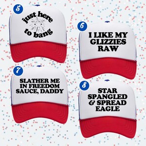 K&ouml;nnte beinhalten: Vier wei&szlig;e Schaumstoff-Trucker-Caps mit rotem Schirm und blauen Akzenten. Jede Kappe tr&auml;gt schwarzen Text: 'just here to bang' mit Feuerwerksgrafik, 'I LIKE MY GLIZZIES RAW', 'SLATHER ME IN FREEDOM SAUCE, DADDY' und 'STAR SPANGLED & SPREAD EAGLE'.