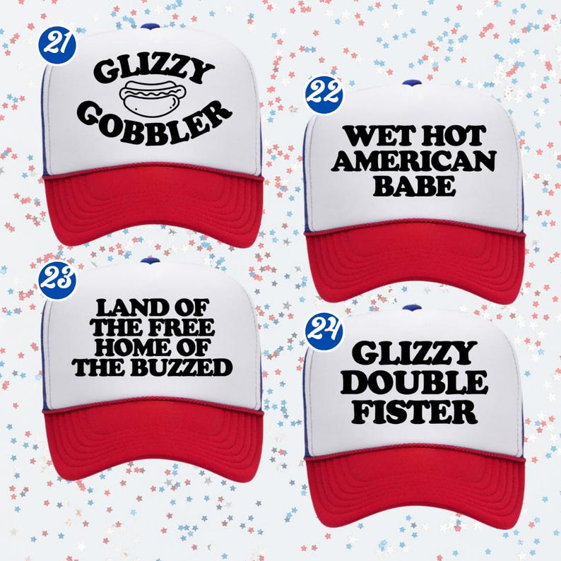 K&ouml;nnte beinhalten: Vier wei&szlig;-rote Trucker-Caps mit blauem Netzr&uuml;cken. Jede Kappe tr&auml;gt schwarzen Text: 'GLIZZY GOBBLER' mit Hot-Dog-Symbol, 'WET HOT AMERICAN BABE', 'LAND OF THE FREE HOME OF THE BUZZED' und 'GLIZZY DOUBLE FISTER'. Jede Kappe ist von 21 bis 24 nummeriert.