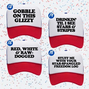K&ouml;nnte beinhalten: Vier wei&szlig;-rote Trucker-Caps mit blauen Akzenten. Jede Kappe tr&auml;gt schwarzen Text: GOBBLE ON THIS GLIZZY, DRINKIN' TIL I SEE STARS & STRIPES, RED, WHITE & RAW-DOGGED und STUFF ME WITH YOUR STAR-SPANGLED FREEDOM LOG, nummeriert von 13 bis 16.