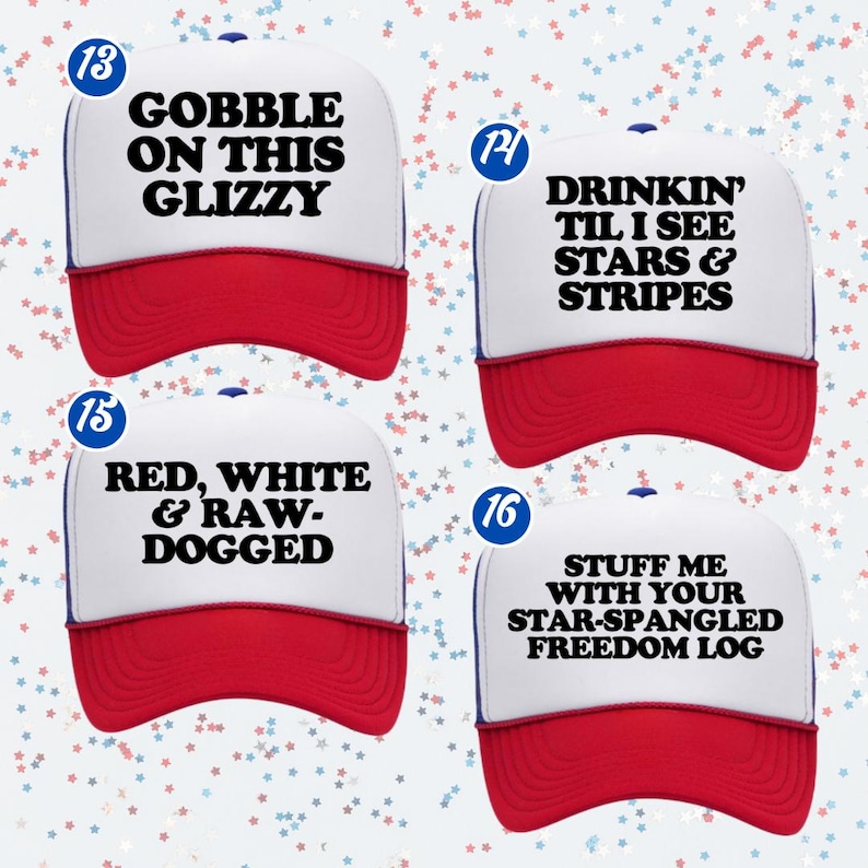 K&ouml;nnte beinhalten: Vier wei&szlig;-rote Trucker-Caps mit blauen Akzenten. Jede Kappe tr&auml;gt schwarzen Text: GOBBLE ON THIS GLIZZY, DRINKIN' TIL I SEE STARS & STRIPES, RED, WHITE & RAW-DOGGED und STUFF ME WITH YOUR STAR-SPANGLED FREEDOM LOG, nummeriert von 13 bis 16.