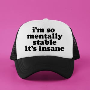 Gorra de camionero personalizada "Soy tan mentalmente estable que es una locura" / Divertido campamento de béisbol / Regalo para una mejor amiga desquiciada