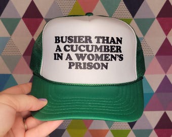 Busier Als A Cucumber In A Women's Prison Kundenspezifische Fernlastfahrer-Hut | Ausgefallene lustige Baseballkappe