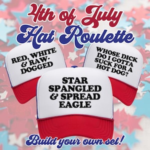 K&ouml;nnte beinhalten: Drei wei&szlig;e und rote Trucker-Caps mit blauen Akzenten. Die Caps tragen den schwarzen Text: 'RED, WHITE & RAW-DOGGED', 'WHOSE DICK DO I GOTTA SUCK FOR A HOT DOG?' und 'STAR SPANGLED & SPREAD EAGLE'. Das Bild enth&auml;lt den Text '4th of July Hat Roulette' und 'Build your own set!'