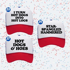 K&ouml;nnte beinhalten: Drei wei&szlig;-rote Trucker-Caps mit blauem Netzr&uuml;cken. Die erste Kappe tr&auml;gt den Text I TURN HOT DOGS INTO HOT LOGS. Die zweite Kappe zeigt den Text STAR-SPANGLED HAMMERED. Die dritte Kappe ist mit dem Text HOT DOGS & HOES bedruckt.