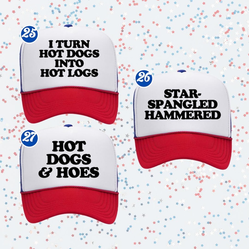K&ouml;nnte beinhalten: Drei wei&szlig;-rote Trucker-Caps mit blauem Netzr&uuml;cken. Die erste Kappe tr&auml;gt den Text I TURN HOT DOGS INTO HOT LOGS. Die zweite Kappe zeigt den Text STAR-SPANGLED HAMMERED. Die dritte Kappe ist mit dem Text HOT DOGS & HOES bedruckt.