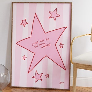 Cried But Did The Thing, lichtroze slaapkamerkunst, dopamine decor, girly appartement prints, Deens pastel decor, slaapzaal kunst aan de muur grappig