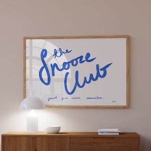 Stampa Snooze Club, Stampa orizzontale sopra il letto, Decorazione pastello danese, Appartamento estetico, Decorazione Dopamine, Camera per ragazze adolescenti, Arte murale azzurra