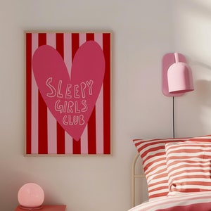 Sleepy Girls Club - Art mural au-dessus du lit, décoration de chambre rose et rouge, art mural esthétique, chambre d'adolescente, art mural à rayures, pastel danois