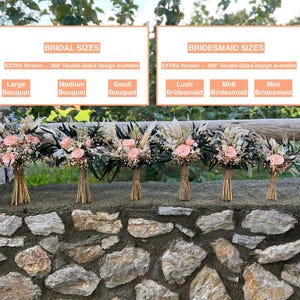 K&ouml;nnte beinhalten: Eine Sammlung von Braut- und Brautjungfernstr&auml;u&szlig;en. Die Str&auml;u&szlig;e zeigen rosa Rosen, getrocknete Gr&auml;ser und Gr&uuml;n, mit raffiaumwickelten Stielen. Text zeigt Gr&ouml;&szlig;en: Gro&szlig;, Mittel, Klein, &Uuml;ppig, Midi, Mini und Wurf.
