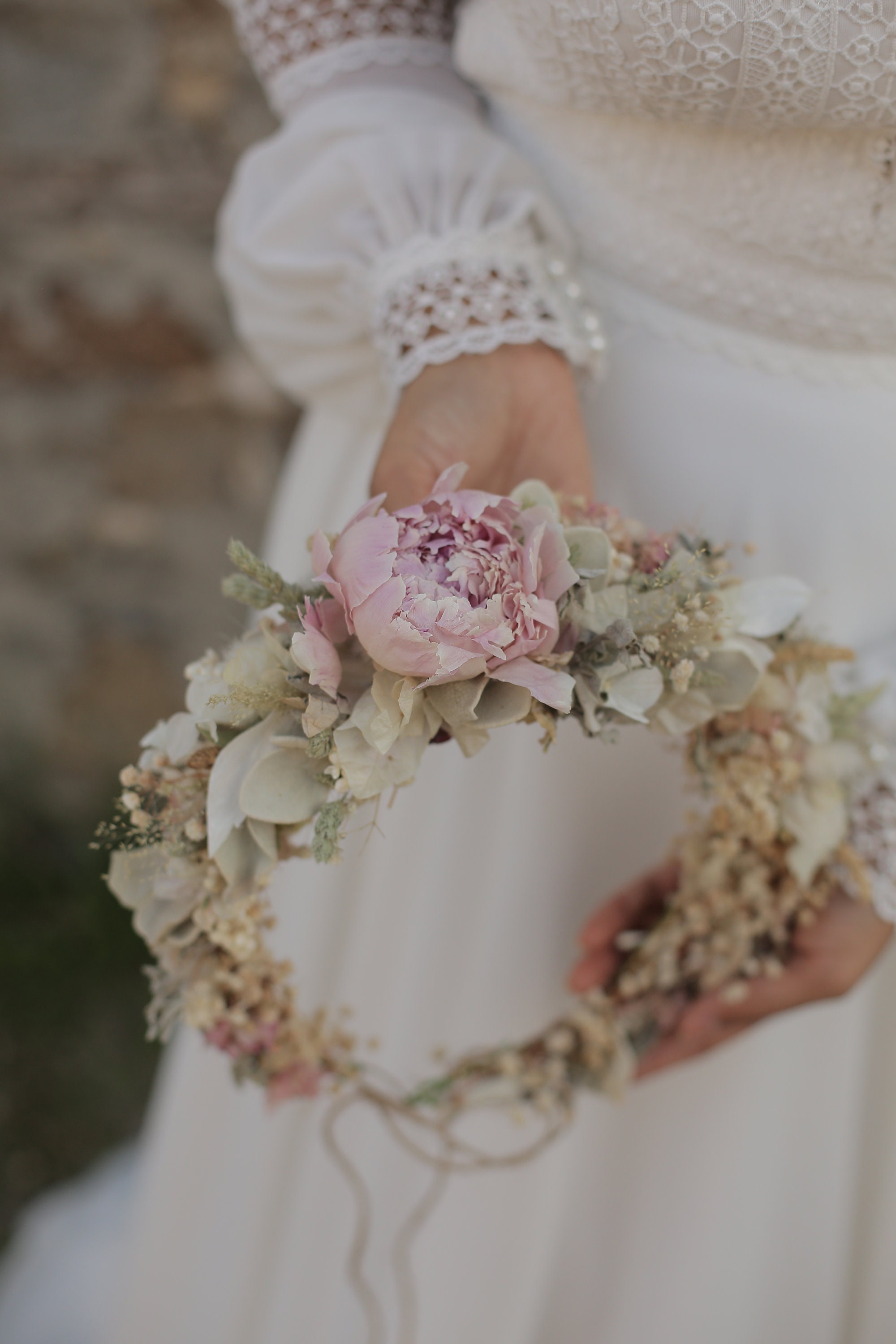La Struttura Della Ghirlanda Del Semicerchio Con La Peonia Bianca, La