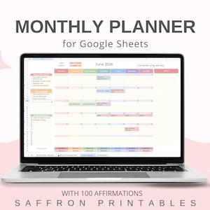 Op de afbeelding: Een laptop toont een digitale maandplanner voor juni 2024, ontworpen voor Google Sheets. Het scherm toont een kalenderindeling met kleurgecodeerde secties. Bovenin staat de tekst "MONTHLY PLANNER for Google Sheets". De tekst onderaan luidt "WITH 100 AFFIRMATIONS SAFFRON PRINTABLES".