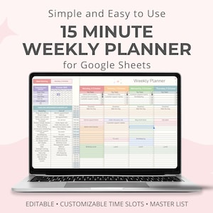 Puede incluir: Un portátil muestra un planificador semanal de 15 minutos para Google Sheets. La pantalla muestra un horario codificado por colores con espacios de tiempo y el texto «Simple and Easy to Use». El planificador está etiquetado como «EDITABLE • CUSTOMIZABLE TIME SLOTS • MASTER LIST».