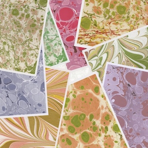 Pode incluir: Uma colagem de amostras de papel marmorizado em várias cores. As amostras incluem tons de rosa, verde, laranja e azul, com padrões e texturas em redemoinho. Os papéis são cortados em formas irregulares e dispostos juntos.