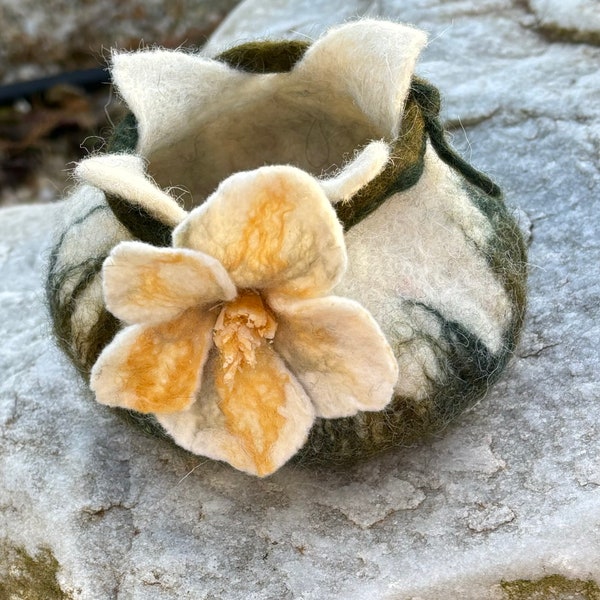 Handgefilzte Blütenschale Christrose ,  Dekoschale, Schale aus Schafwolle im Nassfilzverfahren hergestellt Accessoires Deko