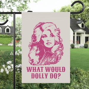 Puede incluir: Una bandera de jardín rectangular con fondo beige claro que presenta una ilustración gráfica magenta de una mujer con cabello voluminoso. Debajo de la ilustración, el texto "WHAT WOULD DOLLY DO?" está impreso en una fuente magenta.