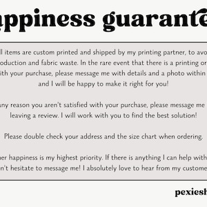 Pu&ograve; includere: Testo su sfondo bianco con testo nero che dice "happiness guarantee". Il testo sotto spiega la politica di soddisfazione del cliente del negozio. Il testo include frasi come "stampa personalizzata", "partner di stampa", "spreco di tessuto", "evento raro", "problema di qualit&agrave;", "mandami un messaggio", "dettagli e una foto", "rimediare", "soddisfatto", "miglior soluzione", "controlla due volte", "tabella delle taglie", "massima priorit&agrave;", "se hai bisogno di aiuto", "non esitare", "adoro", "sentire dai miei clienti", e "pexieshop".