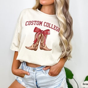 Anpassad collegetröja i komfortfärger, personlig kokett cowgirl-universitetströja, matchkläder, preppy skolfotbollströja med baklucka