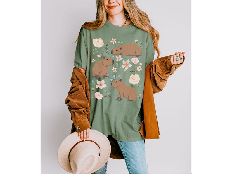 Maglietta Capybara Comfort Colors Cottagecore, regalo per gli amanti degli animali, estetica Goblincore, maglietta botanica floreale con tema zoologico e fauna selvatica, vestiti alternativi Moss