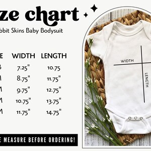 K&ouml;nnte beinhalten: Gr&ouml;&szlig;entabelle f&uuml;r einen wei&szlig;en Baby-Body mit dem Text "Rabbit Skins Baby Bodysuit" und einer Gr&ouml;&szlig;entabelle mit Ma&szlig;en in Zoll. Die Tabelle umfasst die Gr&ouml;&szlig;en NB, 6M, 12M, 18M und 24M mit den entsprechenden Breiten- und L&auml;ngenma&szlig;en.