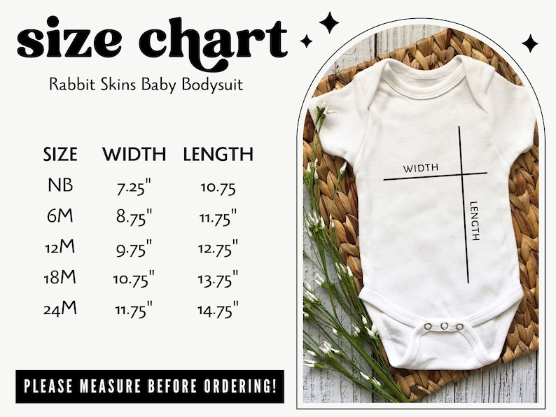 K&ouml;nnte beinhalten: Gr&ouml;&szlig;entabelle f&uuml;r einen wei&szlig;en Baby-Body mit dem Text "Rabbit Skins Baby Bodysuit" und einer Gr&ouml;&szlig;entabelle mit Ma&szlig;en in Zoll. Die Tabelle umfasst die Gr&ouml;&szlig;en NB, 6M, 12M, 18M und 24M mit den entsprechenden Breiten- und L&auml;ngenma&szlig;en.