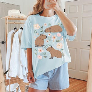 Maglietta Capybara Comfort Colors Cottagecore, regalo per gli amanti degli animali, estetica Goblincore, maglietta botanica floreale con tema zoologico e fauna selvatica, vestiti alternativi Chambray