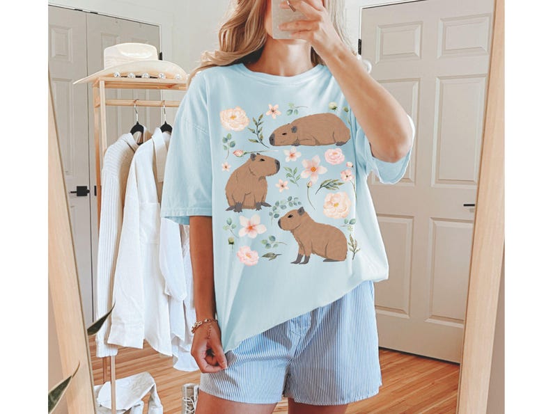 Maglietta Capybara Comfort Colors Cottagecore, regalo per gli amanti degli animali, estetica Goblincore, maglietta botanica floreale con tema zoologico e fauna selvatica, vestiti alternativi Chambray