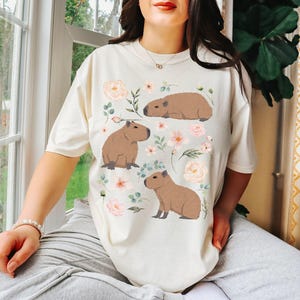 Maglietta Capybara Comfort Colors Cottagecore, regalo per gli amanti degli animali, estetica Goblincore, maglietta botanica floreale con tema zoologico e fauna selvatica, vestiti alternativi Ivory