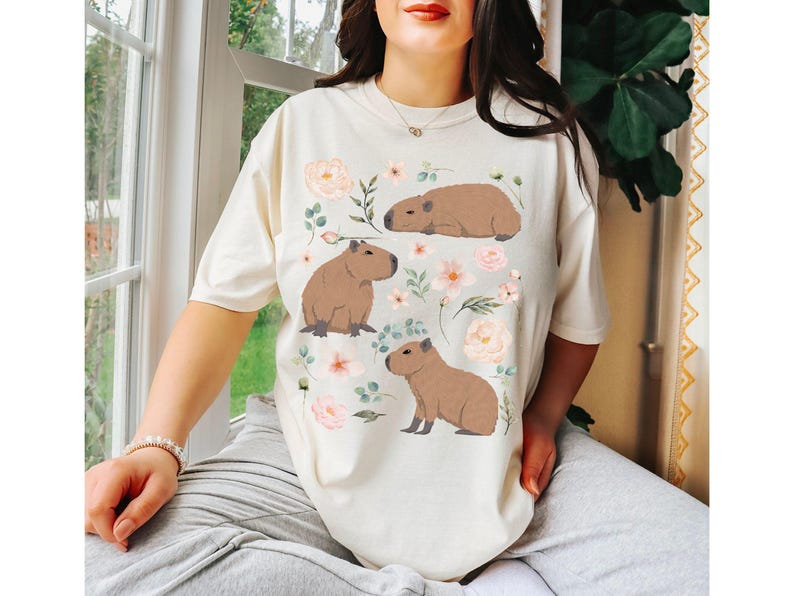 Maglietta Capybara Comfort Colors Cottagecore, regalo per gli amanti degli animali, estetica Goblincore, maglietta botanica floreale con tema zoologico e fauna selvatica, vestiti alternativi Ivory