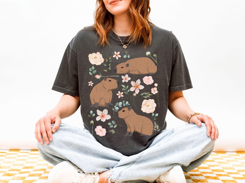 Maglietta Capybara Comfort Colors Cottagecore, regalo per gli amanti degli animali, estetica Goblincore, maglietta botanica floreale con tema zoologico e fauna selvatica, vestiti alternativi Pepper