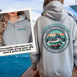 Puede incluir: Sudadera con capucha gris con un nombre personalizado en la parte delantera y un gráfico en la parte posterior. El gráfico presenta un crucero navegando a través de una cordillera con un oso en primer plano. El texto en el gráfico dice "Carson Family Cruise Brilliance of the Seas 20 Alaska 24 Whittier-Ketchican-Skagway-Juneau".