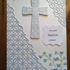 Une carte pour l'occasion du baptême d'un bébé. Belle carte en bleu et blanc.