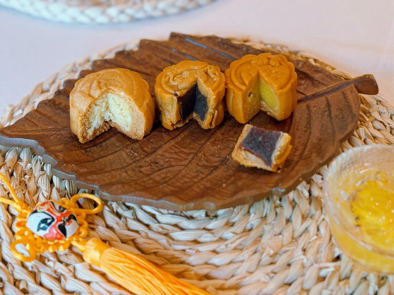 Handmade Mooncake Gift Set (6 Pcs, 50g Each) + Free Chrysanthemum Tea ...