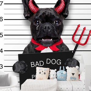 Op de afbeelding: Een zwarte Franse bulldog met rode duivelshoorns en een rode strik houdt een zwart bord vast met de tekst "BAD DOG". Achter de hond bevindt zich een rode drietand. De hond staat voor een witte muur met zwarte lijnen.