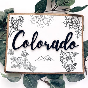 Art mural en bois COLORADO : carte de l'État du Colorado avec des fleurs de l'État | Art contemporain, cadeau de pendaison de crémaillère, cadeau d'anniversaire, cadeau immobilier