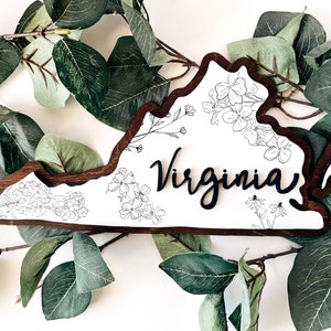Houten muurkunst VIRGINIA: kaart van Virginia met lokale staatsbloemen | State Art, housewarmingcadeau, verjaardagscadeau, kerstcadeau