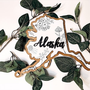 Décoration murale en bois d'ALASKA : carte de l'Alaska State signe avec des fleurs de l'État local | Art contemporain, cadeau de pendaison de crémaillère, cadeau d'anniversaire, cadeau immobilier