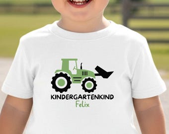 Traktor Kindergartenkind 2026 T-Shirt, personalisiert mit Name und Wunschtext: z.B. Kitakind / Krippenkind I Geschenk Kitastart