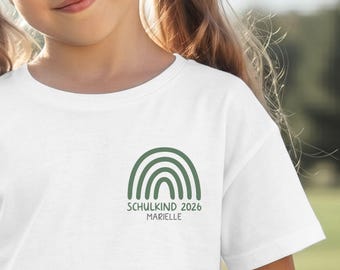 Schulkind Regenbogen T-Shirt weiß, personalisiert mit Name, Jahreszahl und Druckfarbe I Einschulungsoutfit unisex 2026
