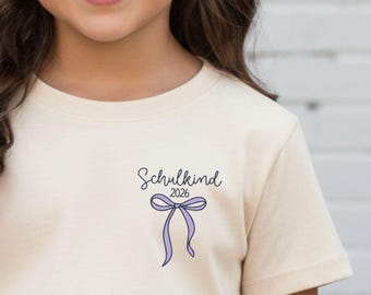 Schulkind 2026 T-Shirt mit Schleifen, personalisiert mit Name, Motiv & Druckfarbe I Outfit erster Schultag