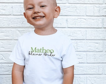 weißes T-Shirt oder Baby Body "kleiner Bruder" oder Wunschtext I personalisiert mit Namen I zu Geschwister Outfit kombinierbar I Geschenk