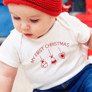 Meu primeiro body ou camiseta de Natal para bebê com enfeites de árvore de Natal que personalizei com nome e texto desejado I Roupa de Natal bebê simples