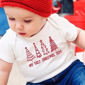 Meu primeiro body ou camiseta para bebê de Natal 2024 com árvores de Natal que personalizei com nome e texto desejado I Roupa de Natal para bebês