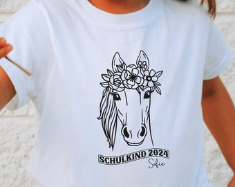 T-shirt blanc « Schulkind 2024 » avec cheval et couronne de fleurs, personnalisé avec son nom I Cadeau pour la rentrée scolaire I Tenue pour le premier jour d'école