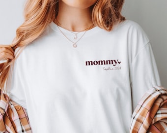 T-shirt avec le texte souhaité, par exemple "maman" avec le nom et l'année de naissance de l'enfant, je l'offre pour la fête des mères