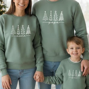 Weihnachts-Pullover personalisiert mit Name und/oder Wunschtext I Tannenbäume I zu Familien Weihnachtsoutfit kombinierbar I Sweatshirt Pulli