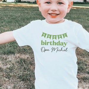 weißes T-Shirt oder Baby Body I Happy Birthday mit Wimpel I Geburtstags Überraschung I Opa / Oma / Mama / Papa / Name