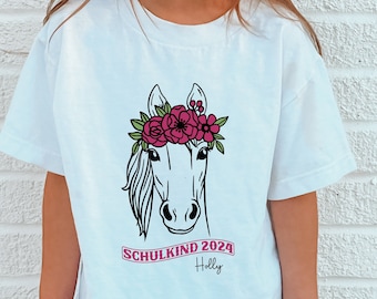 weißes T-Shirt „Schulkind 2024“ mit Pferd und Blumenkranz, personalisiert mit Namen I Geschenk zur Einschulung I Outfit erster Schultag