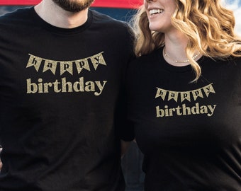 schwarzes T-Shirt oder Baby Body I Happy Birthday mit Wimpel I Geburtstags Überraschung I Familien Shirt für Geburtstage Tradition